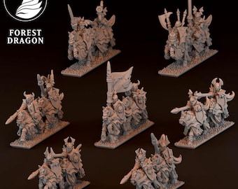 Puede incluir: Figuras en miniatura de guerreros con armadura montados en bestias, probablemente para juegos de mesa. Las figuras son grises y detalladas, con espadas, hachas y escudos. El logotipo de Forest Dragon está en la esquina superior izquierda.