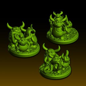 Puede incluir: Tres figuras de monstruos verdes con cuernos y bases redondas. Cada figura tiene una pose y expresión únicas, algunas parecen sonreír o sonreír. Las figuras están sobre un fondo oscuro.