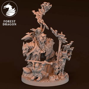 Op de afbeelding: Een gedetailleerde, gebroken witte fantasie miniatuur met een bereden krijger, een dwerg die een kruisboog richt en andere figuren. De miniatuur heeft ingewikkelde details, waaronder pantser, wapens en een schild met een doodskop embleem. De basis is gestructureerd om op een grasachtig terrein te lijken.