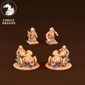 Może przedstawiać: Cztery miniaturowe figurki krasnoludów fantasy. Dwa krasnoludy stoją z bronią, a dwóch innych jeździ na armatach. Figurki są jasnobeżowe i osadzone na kwadratowych lub okrągłych podstawach. Logo "Forest Dragon" znajduje się w lewym górnym rogu.