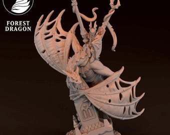 Puede incluir: Figura detallada y de color claro de un guerrero demonio alado, posando dinámicamente sobre una lápida. La figura sostiene una espada y un báculo. Las alas son grandes y detalladas. El logotipo "FOREST DRAGON" está en la esquina superior izquierda.