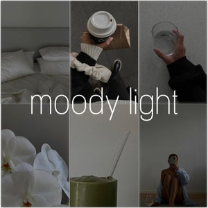 Könnte beinhalten: Eine Collage aus Bildern mit einer stimmungsvollen Ästhetik. Die Bilder zeigen eine Tasse Kaffee, ein Glas Wasser, einen Smoothie mit Strohhalm, einen Strauß weißer Orchideen und eine Person, die ein Telefon hält. Der Text "moody light" ist in Weiß in der Mitte der Collage geschrieben.