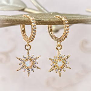 Boucles d'oreilles étoile opale en or 18 carats, boucles d'oreilles pendantes opale, boucles d'oreilles Huggie étoile CZ, boucles d'oreilles délicates remplies d'or 18 carats, cadeau d'anniversaire de Noël pour elle