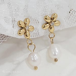 Freshwater Pearl Gold Flower Earring, Pearl Drop Earring, Bridesmaid Gift, Gold Pearl Dangle Earrings, Wedding Earrings, Pearl Earrings