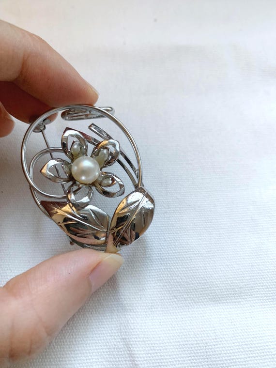 Retro Silver Flower Brooch With Real Pearl – Vintage Floral  display picture 3