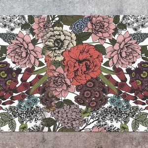 Puede incluir: Un patrón floral con una variedad de flores en tonos de rosa, rojo, morado y azul. Las flores están dibujadas en un estilo vintage y se encuentran sobre un fondo blanco.
