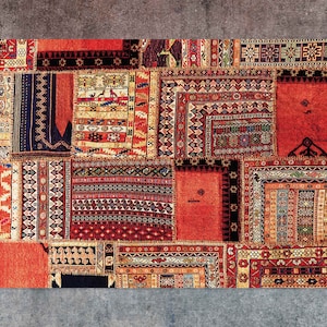 Puede incluir: Una alfombra de patchwork con una variedad de patrones geométricos coloridos en tonos de rojo, naranja, azul y verde. La alfombra está hecha de diferentes piezas de tela cosidas juntas.