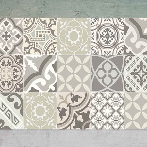 Pode incluir: Um conjunto de 16 azulejos decorativos com um padrão geométrico em tons de bege, marrom e branco. Os azulejos estão dispostos em uma grade.