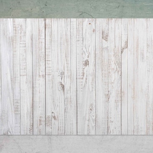 Könnte beinhalten: Weiß getünchte Holzverkleidung mit rustikalem, verwittertem Aussehen. Die Holzbretter sind horizontal angeordnet und haben ein leicht abgenutztes Aussehen.