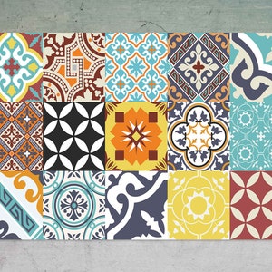 Puede incluir: Un conjunto de 16 azulejos coloridos con diseños geométricos en tonos de azul, amarillo, naranja, rojo y negro. Los azulejos están dispuestos en una cuadrícula de 4x4.