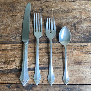 SILVER SHELL - Oneida Community Silver Shell Silverplate Flatware Replacement Pieces 1978 Coastal Shell Pattern Cutlery - Sold Individually