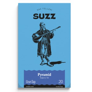 Może przedstawiać: Niebiesko-czarne opakowanie strun do bağlamy Sazz Pyramid. Opakowanie zawiera czarno-białą ilustrację mężczyzny grającego na instrumencie strunowym. Tekst na opakowaniu brzmi "Saz Telleri SUZZ Pyramid Baglama Teli Uzun Sap .20  Orjinal Seri Kendine Ogu".