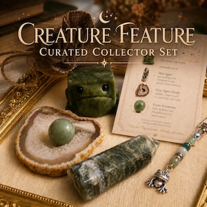 Pode incluir: Um conjunto de colecionador curado com uma figura de sapo verde, uma esfera de pedra preciosa verde e uma geodo de ágata verde e branca. O conjunto inclui uma torre de pedras preciosas verdes e um berloque de sapo. O texto "CREATURE FEATURE" é visível.