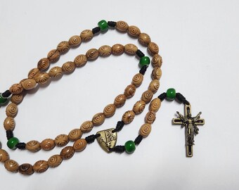Rosario católico de madera de olivo, Ave María, Cruz de la Resurrección de bronce, cuentas de vidrio verde. Incluye certificado/tarjeta de oración. En bolsa de organza.