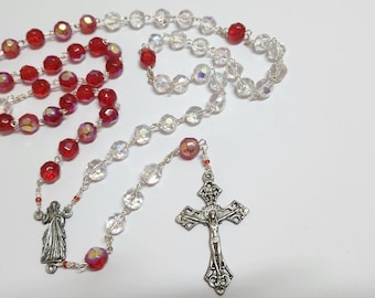 Rosario católico de la Divina Misericordia, Medalla de la Divina Misericordia, Cuentas de cristal rojo y transparente, Crucifijo de peltre. +REGALO. +Bolsa de organza.