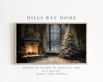 Puede incluir: Impresión artística digital enmarcada que representa una acogedora escena navideña. La obra de arte presenta una chimenea encendida, un árbol de Navidad decorado y una gran ventana con vistas a un paisaje nevado. El texto "HILLS BAY HOME" está en la parte superior.