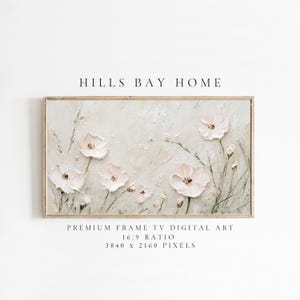 以下が含まれることがあります： テクスチャ加工された花の模様が特徴の、額入りのデジタルアートプリント。明るいピンクの花と緑の茎がニュートラルな背景に描かれています。「HILLS BAY HOME」の文字が上部にあります。プリントは3840 x 2160ピクセルです。