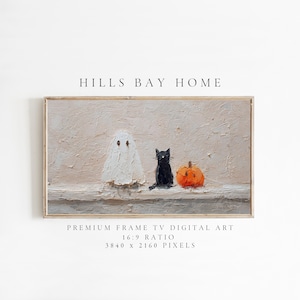 Könnte beinhalten: Ein gerahmter digitaler Kunstdruck mit Halloween-Motiv. Das Kunstwerk zeigt einen weißen Geist, eine schwarze Katze und einen orangefarbenen Kürbis. Der Text "HILLS BAY HOME" steht oben. Der Text unten lautet "PREMIUM FRAME TV DIGITAL ART 16:9 RATIO 3840 x 2160 PIXELS."