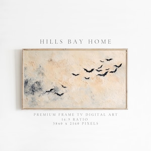 Puede incluir: Una impresión artística digital enmarcada con un fondo beige y gris texturizado, que representa una bandada de murciélagos negros en vuelo. El texto "HILLS BAY HOME" está en la parte superior. Debajo está el texto "PREMIUM FRAME TV DIGITAL ART 16:9 RATIO 3840 x 2160 PIXELS".