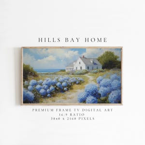 Puede incluir: Una pintura de una casa blanca con hortensias azules en primer plano. La casa está en una colina con vistas al océano. El cielo es azul con nubes blancas. La pintura está enmarcada en un marco de madera claro. "HILLS BAY HOME" está escrito en negro en la parte superior de la imagen. "PREMIUM FRAME TV DIGITAL ART 16:9 RATIO 3840 x 2160 PIXELS" está escrito en negro en la parte inferior de la imagen.