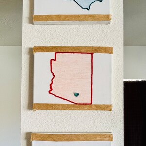 Aangepaste staats- of landkaart op canvas gemaakt met garen. Perfect voor woondecoratie