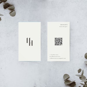 Biglietto da visita verticale con codice QR per negozi online, siti Web, portfolio/modello Canva/download istantaneo