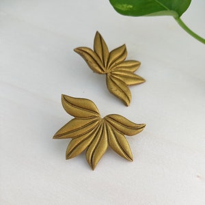 Golden Polymer Clay Earrings Unique and lightweight Luxurious Stylish zdjęcie 1