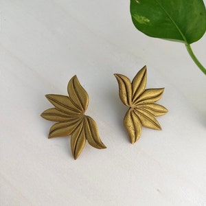 Golden Polymer Clay Earrings Unique and lightweight Luxurious Stylish zdjęcie 5