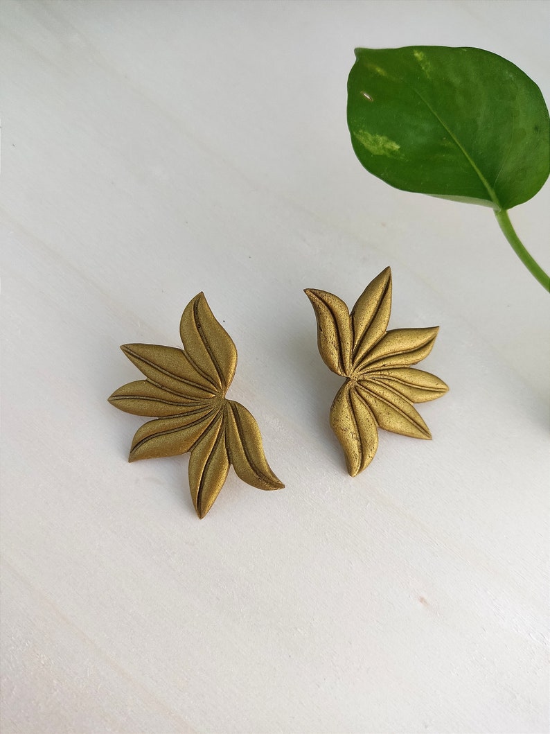 Golden Polymer Clay Earrings Unique and lightweight Luxurious Stylish zdjęcie 5