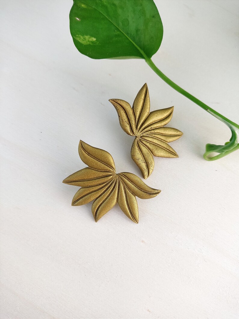 Golden Polymer Clay Earrings Unique and lightweight Luxurious Stylish zdjęcie 8
