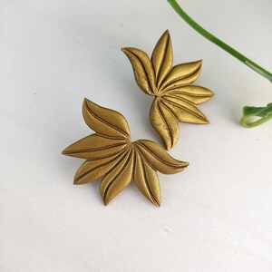 Golden Polymer Clay Earrings Unique and lightweight Luxurious Stylish zdjęcie 6