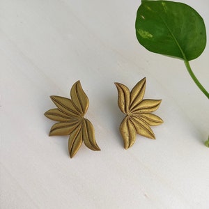 Golden Polymer Clay Earrings Unique and lightweight Luxurious Stylish zdjęcie 2