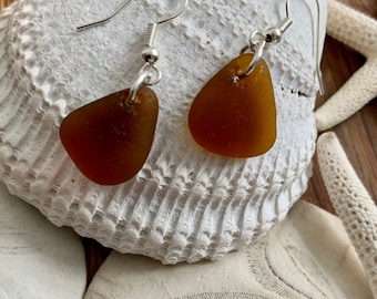 Amberkleurige oorbellen van zeeglas