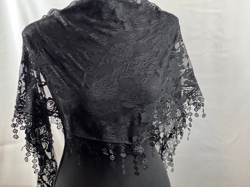 Elegante NEGRO Rosa Velo Católico Velo Capilla Vintage Sheer Lace Shawl Boda Borlas Velo de encaje Cabeza Bufanda Cubierta de la cabeza Velo de encaje con flecos imagen 1