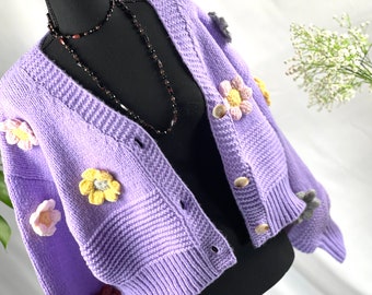 Cardigan romantique à boutons en crochet avec écusson de fleurs 3D Cardigan court violet lavande avec fermeture à bouton Pull en tricot de style rétro Coupe décontractée