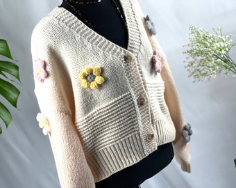 Romantic 3D Flower Patch Cream Crochet Button Cardigan Cropped White Cardigan With Button Closure Retro Style Knitted Sweater Relax Fit