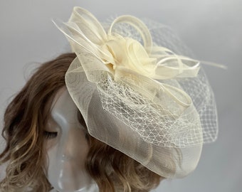 Eleganter Vintage Elfenbein-Teehut, großer 13-Zoll-Damen-Teepartyhut, Kirchenhut, Kentucky Derby-Hut, ausgefallener Hut, Hochzeitshut, mit Clip-Fascinator