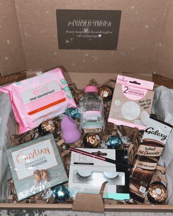 Box de regalo para mujer con maquillaje y cuidado personal