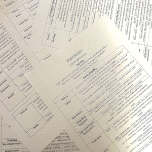 Puede incluir: Primer plano de una tabla médica con el encabezado "MSK 2 Revision" y el subtítulo "Patología de la columna cervical". La tabla enumera varios síntomas y factores de riesgo asociados con el dolor de cuello, que incluyen mareos, disartria, diplopía, disfagia y caídas. La tabla también incluye una sección sobre radiculopatía, que es una causa común de dolor de cuello y brazo.