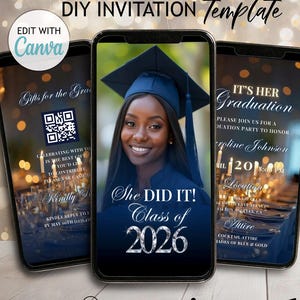 Puede incluir: Tres pantallas de teléfonos inteligentes que muestran una plantilla de invitación de graduación. El teléfono central muestra a una graduada sonriente con birrete y toga, con el texto "She DID IT! Class of 2026." Otras pantallas muestran detalles del evento y un código QR.