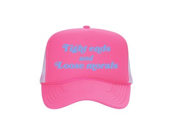 Könnte beinhalten: Hellrosa Trucker-Cap mit weißem Mesh-Rücken. Auf der Vorderseite des Huts steht in hellblauer Schrift der Text "Tight ends and Loose morals".