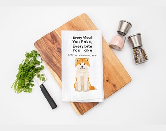 Puede incluir: Toalla de cocina blanca con una ilustración de un perro Akita marrón y blanco. El texto dice "Every Meal You Bake, Every Bite You Take I'll be watching you."