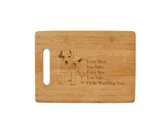 Könnte beinhalten: Ein braunes Holz-Schneidebrett mit einer kleinen Hundefigur und dem Text "Every Meal You Bake Every Bite You Take... I'll Be Watching You."