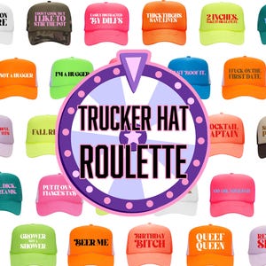 Könnte beinhalten: Eine Auswahl an Trucker-Caps in verschiedenen Farben, jeweils mit einem humorvollen Spruch bedruckt. Die Caps sind um eine zentrale Grafik mit der Aufschrift "Trucker Hat Roulette" angeordnet.