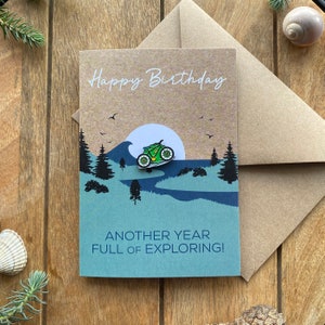 d'anniversaire aventure pour vététiste avec badge souvenir en émail | Carte d'anniversaire VTT | Carte vélo