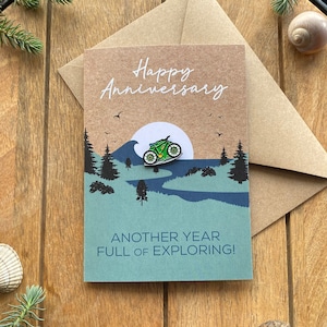 Carte d'anniversaire d'aventure pour passionné de VTT avec badge souvenir émaillé de vélo de montagne | carte d'anniversaire de vélo | Lui et elle
