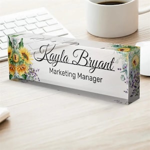 Plaque nominative personnalisée pour bureau | Fleurs Sauvages Design Sur Verre Acrylique Transparent | Plaque signalétique de décoration de bureau personnalisée | Cadeau personnalisé