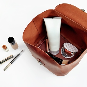 Borsa da toilette in pelle, borsa per il trucco in pelle personalizzata, borsa cosmetica da damigella d'onore, regali di compleanno per la moglie