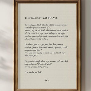 Könnte beinhalten: Ein gerahmter Druck mit weißem Hintergrund und schwarzem Text. Der Text ist eine Geschichte über zwei Wölfe, einer repräsentiert das Gute und der andere das Böse. Der Text lautet "The Tale of Two Wolves".