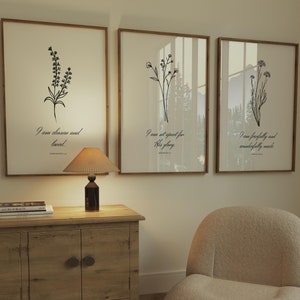 Puede incluir: Tres impresiones enmarcadas con ilustraciones florales y citas inspiradoras. Las citas son "Soy elegido y amado. Efesios 1:4", "Soy apartado para su gloria. 1 Pedro 2:9", y "Soy hecho maravillosamente. Salmo 139:14".